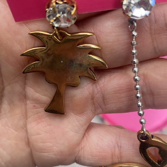 Betsey Johnson blanket and earring set - Picture 10 of 16